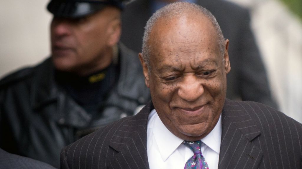  Una mujer en toples protesta ante Bill Cosby en su juicio por agresi&oacute;n sexual 