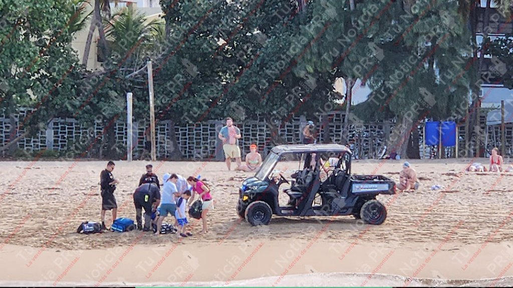  Fotos: Municipales de San Juan rescatan a menor que se estaba ahogando en playa del Condado 