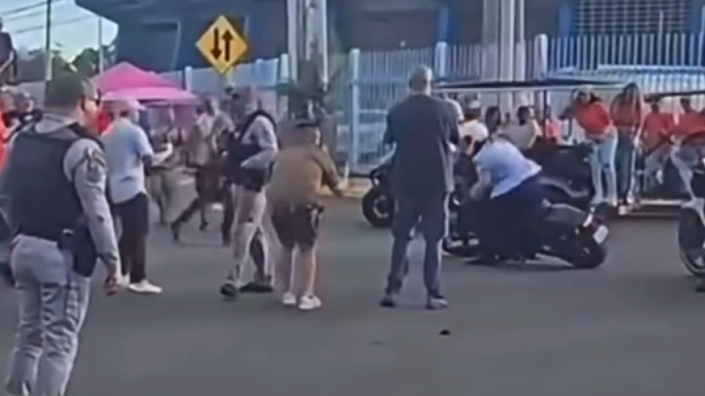  Video: Gobernadora se cae de la motora llegando a Cata&ntilde;o 
