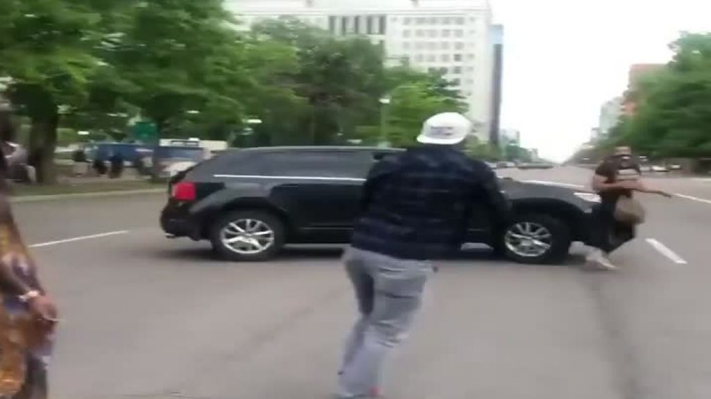  Video: Manifestaci&oacute;n en Denver por la muerte de George Floyd por poco termina con varios atropellados 