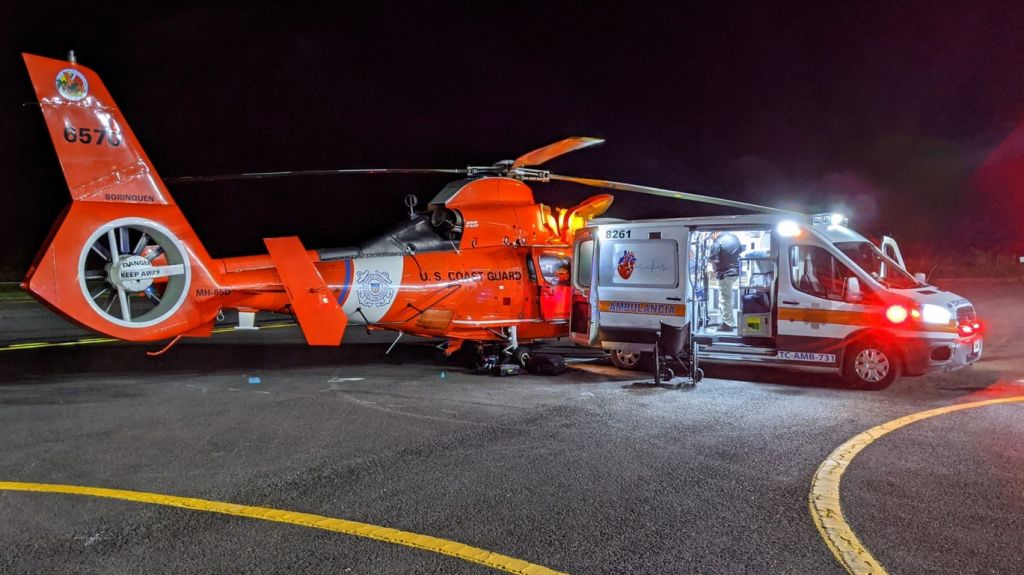  La Guardia Costera traslada desde Vieques a un hombre que experimento un posible ataque cardíaco 