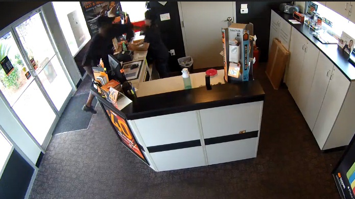 LadrÃ³n golpea brutalmente a empleada de tienda de telÃ©fonos mobile.