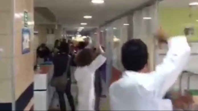 Video: Doctores y personal del oncolÃ³gico alegran el dÃ­a de los niÃ±os bailando al ritmo de Chayanne 
