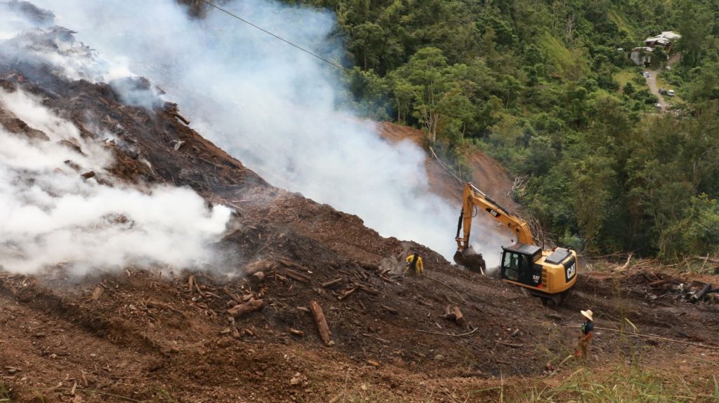  Solicita alcalde de Cayey activaci&oacute;n de Guardia Nacional ante el masivo fuego en finca de Cayey 