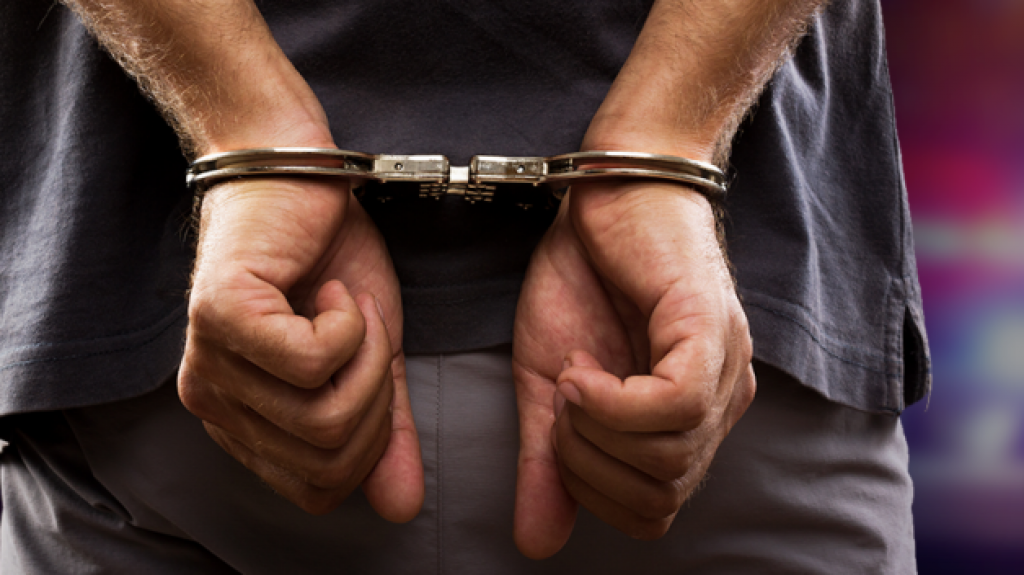  Arrestan a joven de 23 y menor de 17 que viajaban a bordo de un auto robado 