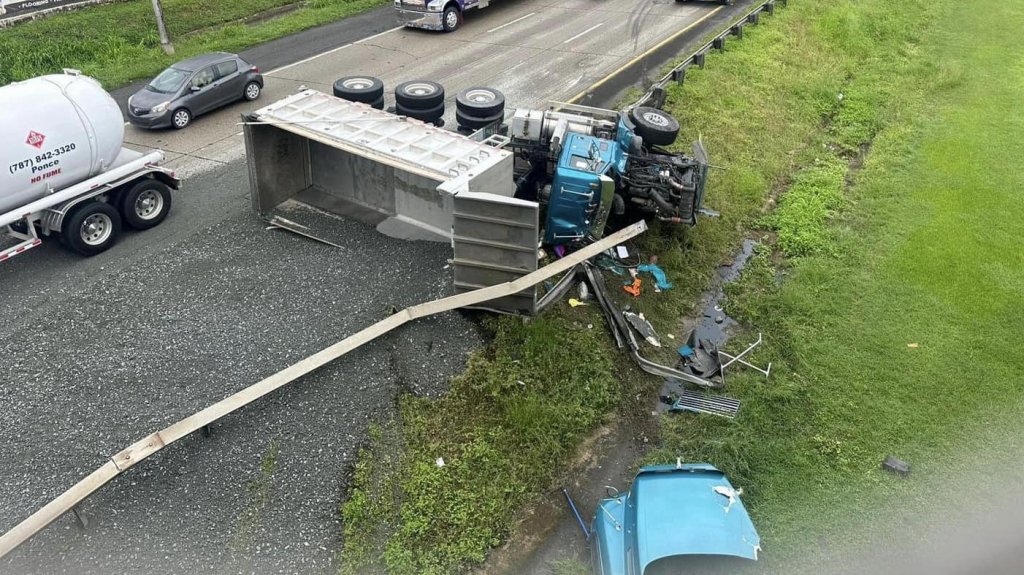  Tap&oacute;n en expreso de Caguas a Cayey por cami&oacute;n volcado 