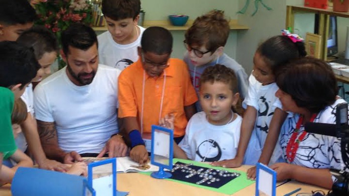 Estudiantes de Escuela en Centro Tau reciben a Ricky Martin
