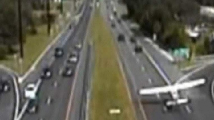 Video: Impresionante aterrizaje de una avioneta en plena carretera de EE.UU.