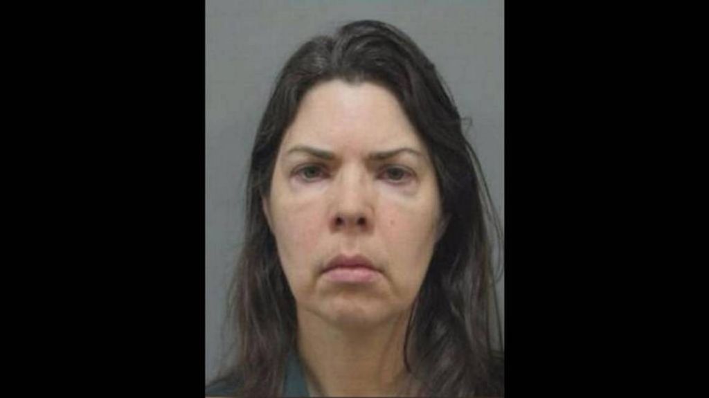  Tem&iacute;a que su hijo autista pudiera ser una carga, as&iacute; que trat&oacute; de cortarle la cabeza con una sierra 