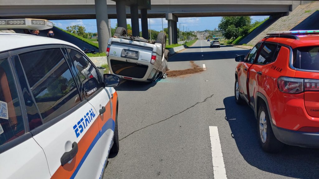  Video: municipales de Arecibo investigan accidente con veh&iacute;culo volcado 