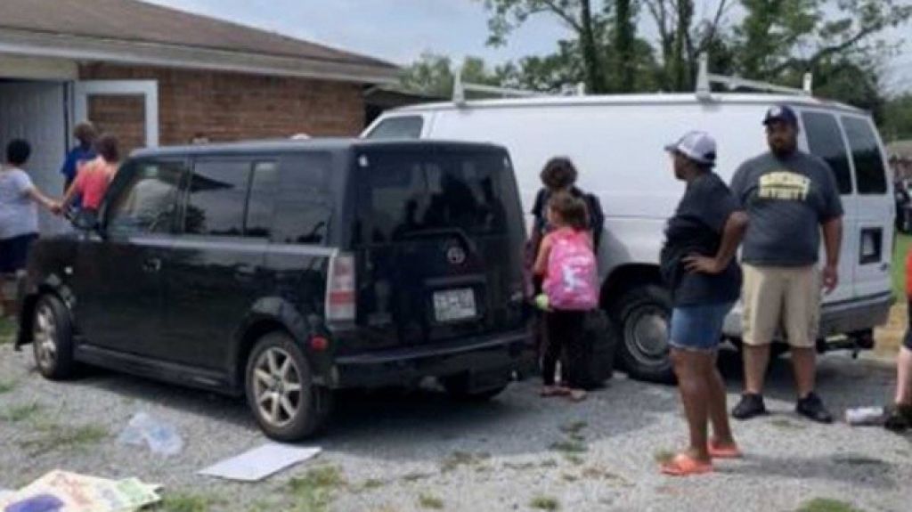  Vecinos frustran arresto de padre e hijo migrantes en EE.UU. 