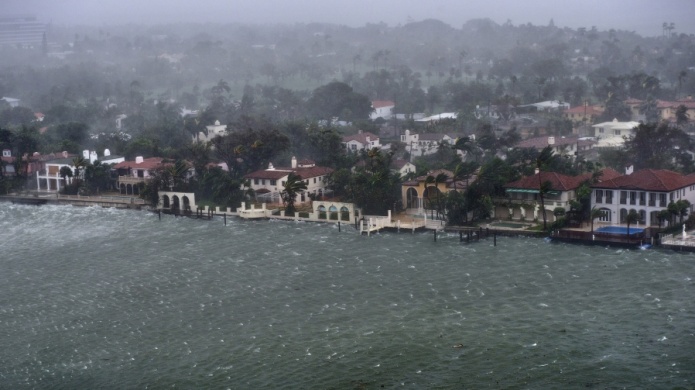 Irma se degrada a tormenta tropical cerca de la costa oeste de Florida