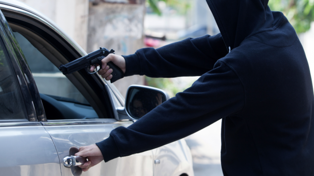  Le hacen &ldquo;carjacking&rdquo; mientras esperaba en una luz en la Avenida Campo Rico 