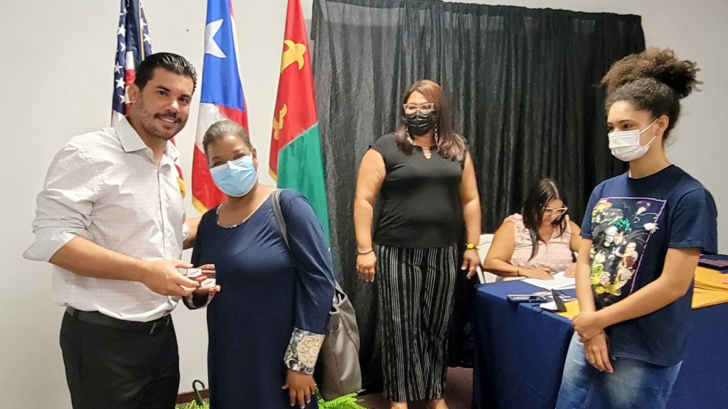  Estudiantes ceibe&ntilde;os reciben vales educativos por 25 d&oacute;lares 