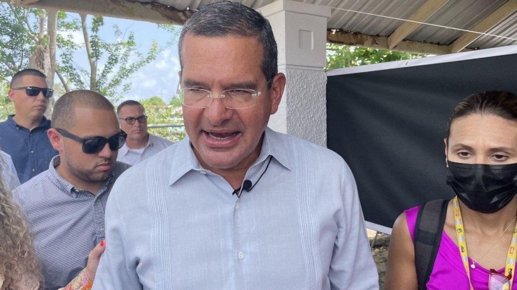  Gobernador dice que reclamos de m&eacute;dicos y profesionales de la salud mejorar&aacute;n con cambios al programa Vital 