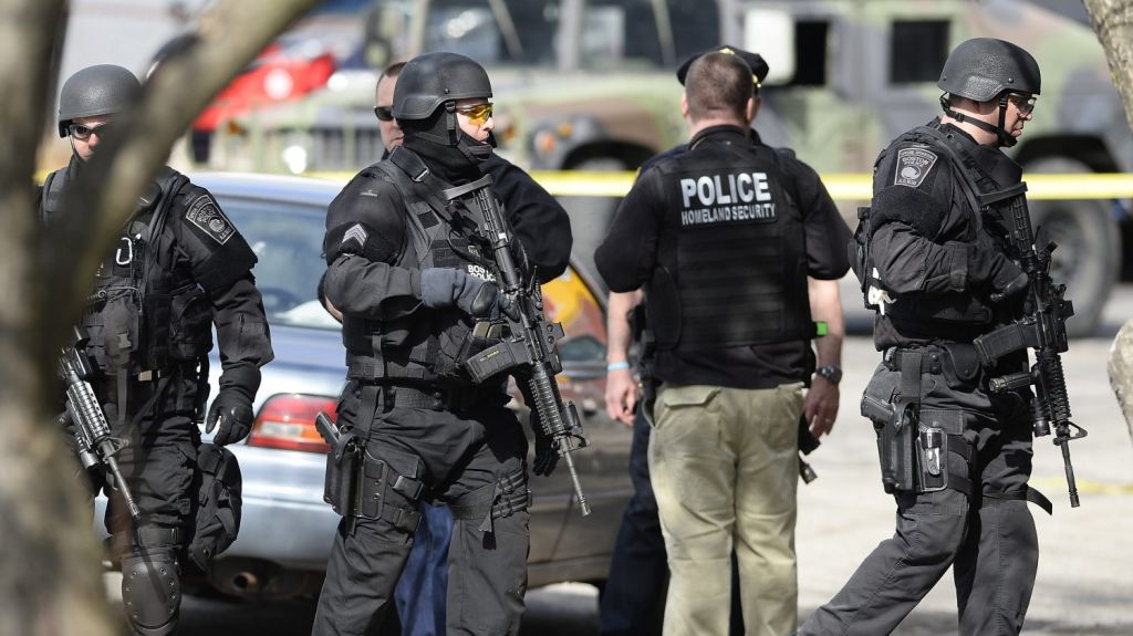  Reabre enorme centro comercial de Florida tras alarma por ladr&oacute;n con navaja 