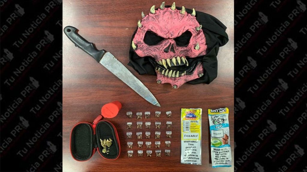  Arrestan a dos j&oacute;venes en posesi&oacute;n de drogas, un cuchillo y una m&aacute;scara 