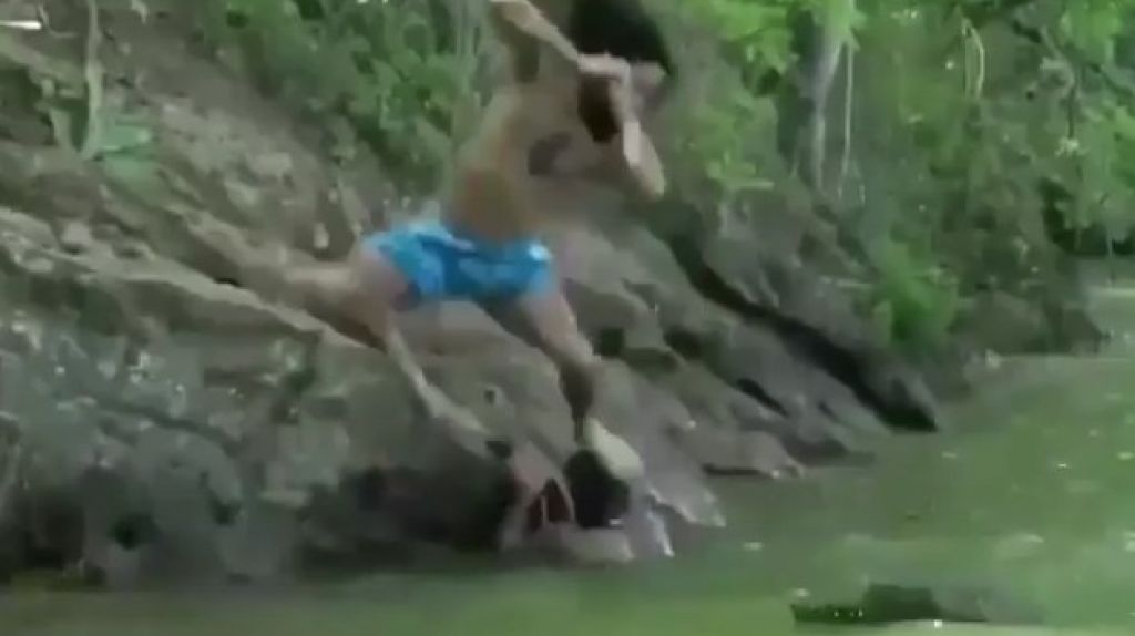  Video: Salva a su amigo de un caim&aacute;n, al estilo de la &ldquo;Lucha Libre&rdquo; 