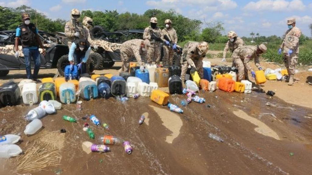  Militares se incautan más dos mil litros de clerén en la frontera y los esparce en la tierra 