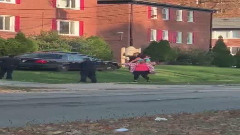  Video: Momento en que polic&iacute;as disparan contara hombre que amenazaba a una mujer con una pistola 