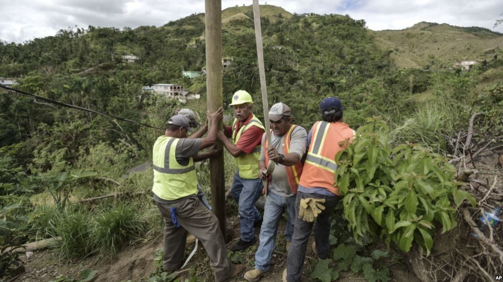  Puertorrique&ntilde;os hartos intentan reparar la red el&eacute;ctrica 