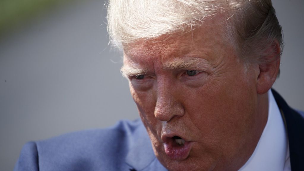  Trump dice que es "elegido" para hacer frente a China mientras mira al cielo 