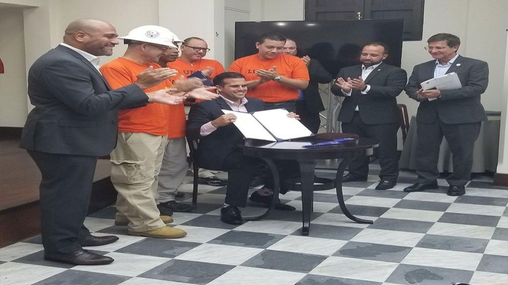  Gobernador firma orden ejecutiva para aumentar salario m&iacute;nimo a empleados de la construcci&oacute;n gubernamental 