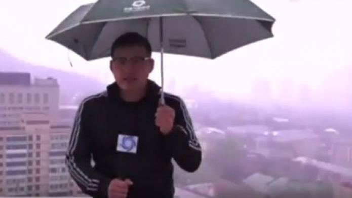 Video: Cae un Rayo sobre reportero chino que informaba sobre el clima 
