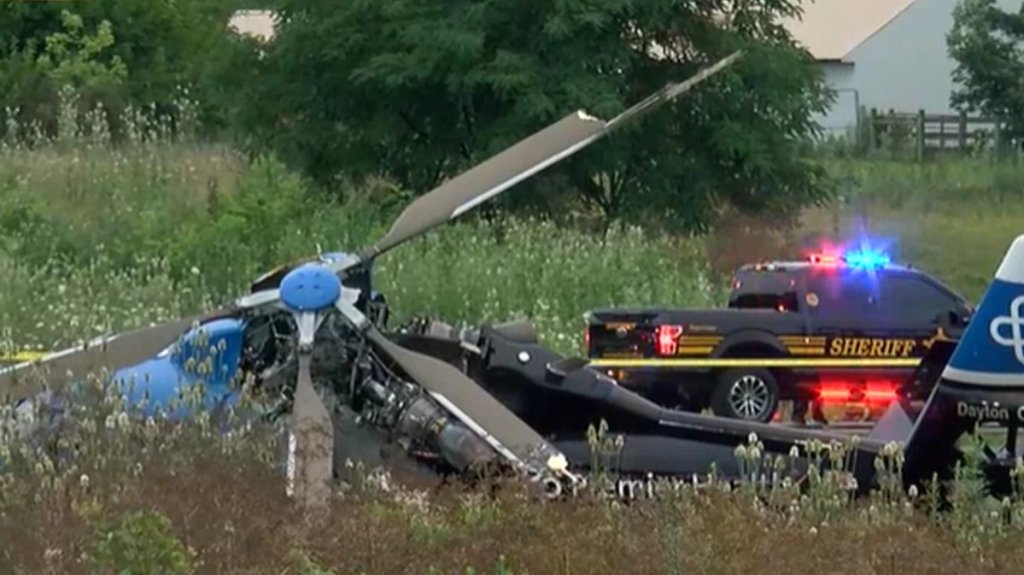  VIDEO: Helicóptero médico se estrelló mientras intentaba aterrizar en la escena de un accidente automovilístico en Ohio 