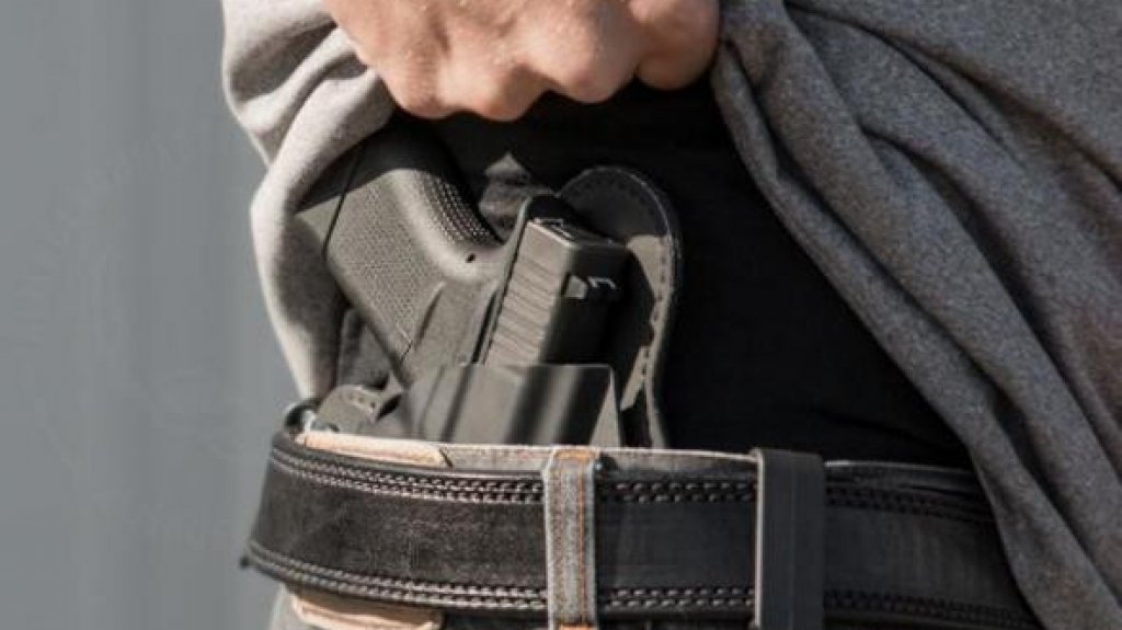  Instructor de conducci&oacute;n de autos recibe disparo con su propia arma 