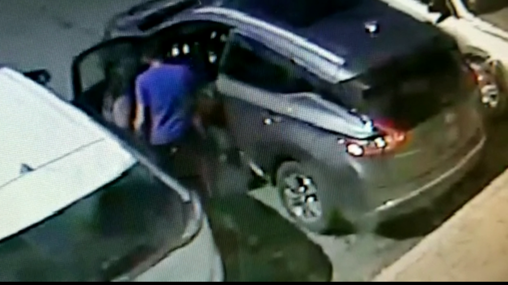  Video del momento en que un hombre hace &ldquo;Carjacking&rdquo; a una mujer en Walgreens de Carolina 