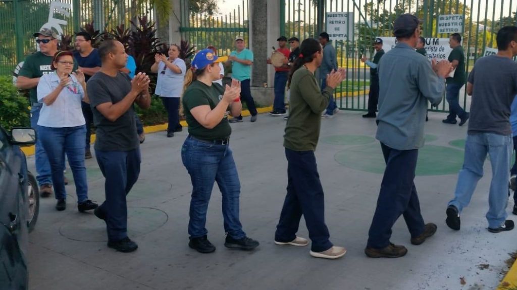  Federaci&oacute;n Laborista de Empleados cierra portones de entrada del RUM 