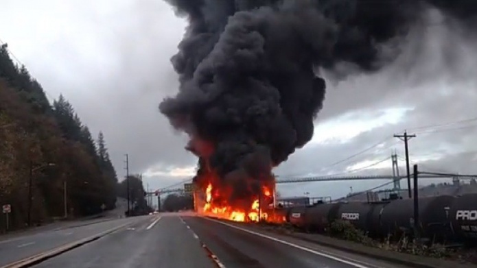 Video: Fuerte explosiÃ³n en OregÃ³n al chocar un camiÃ³n y un tren