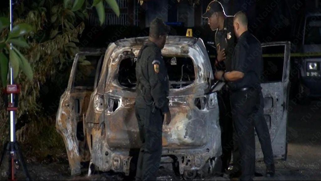  Video del veh&iacute;culo incendiado en Puerto Nuevo en el que encontraron un muerto 