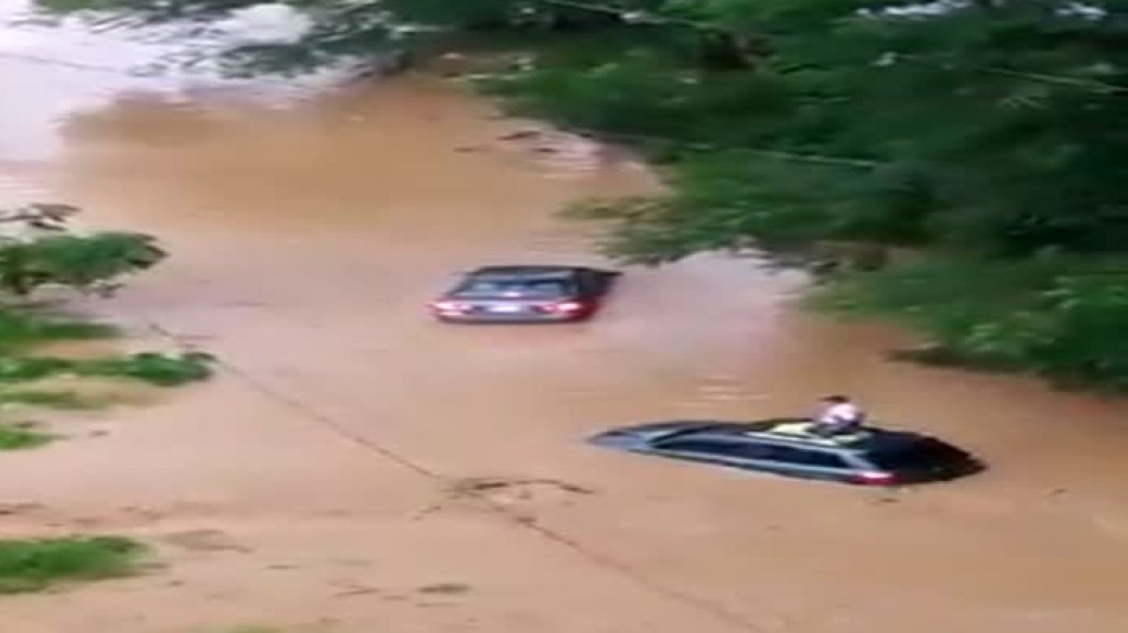  En video varios autos arrastrados por el rio en Caguas 