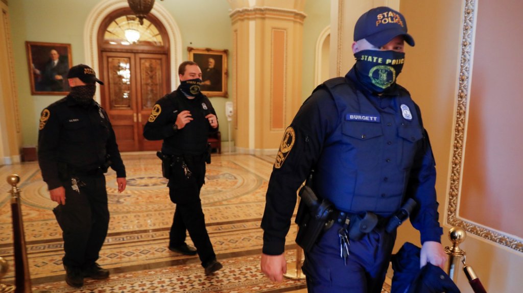  Muere un polic&iacute;a del Capitolio herido durante el asalto al Congreso de EE.UU. 
