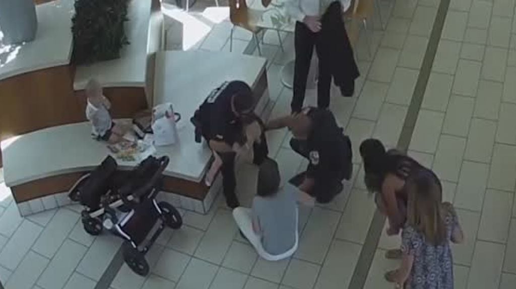 VIDEO: Un polic&iacute;a de Florida salva a un beb&eacute; que se atragant&oacute; con un "nugget" de pollo 