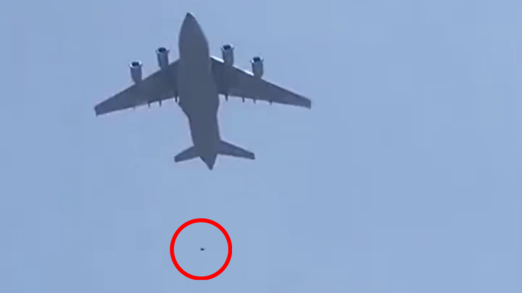  VIDEO:Momentos en que personas afganas caen al vac&iacute;o desde un avi&oacute;n militar de EE.UU. tratando de escapar de los Talibanes. 