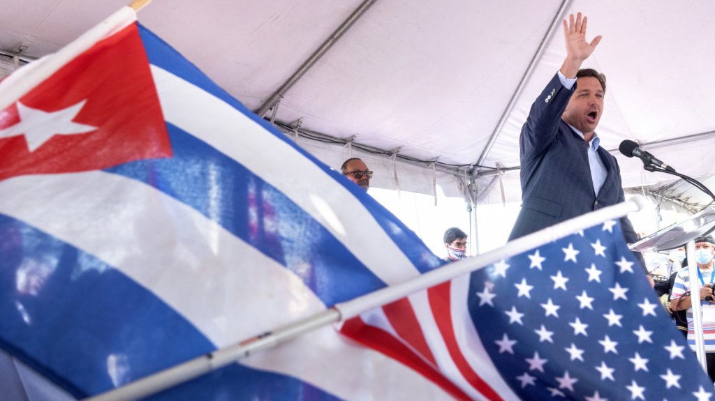  Sondeo sit&uacute;a al gobernador de Florida por encima de Trump en comicios de 2024 