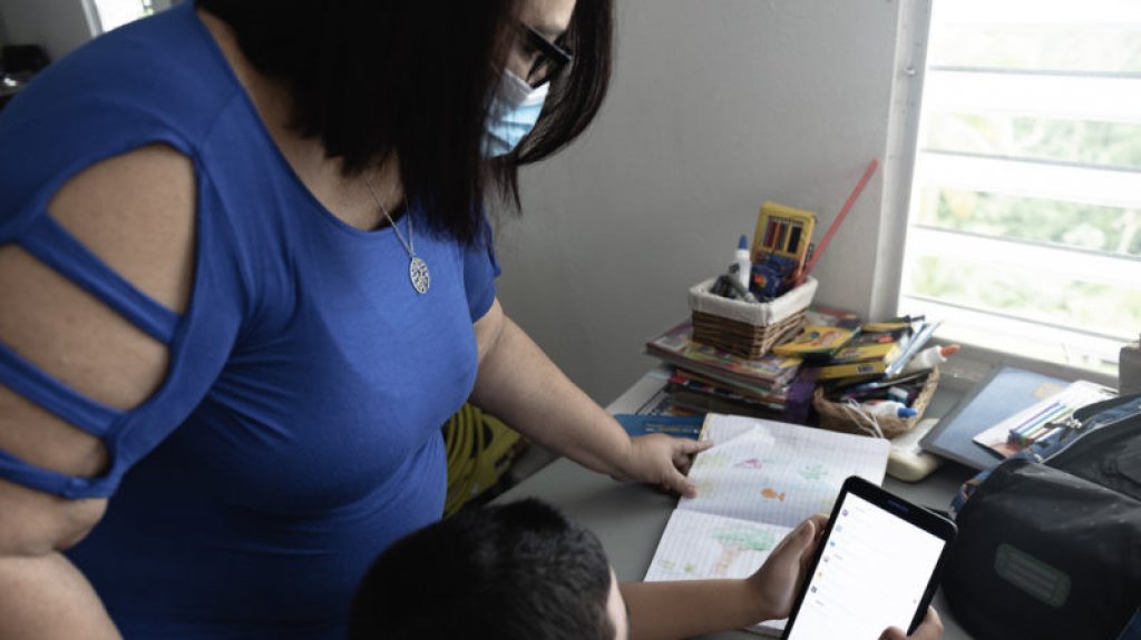  Abuelos que cr&iacute;an ahora tambi&eacute;n son maestros 