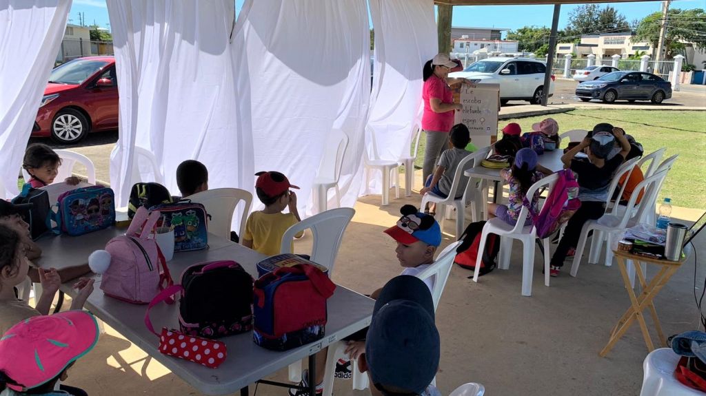  Maestra de Santa Isabel re&uacute;ne a sus estudiantes en la pista atl&eacute;tica para continuar ofreciendo clases 