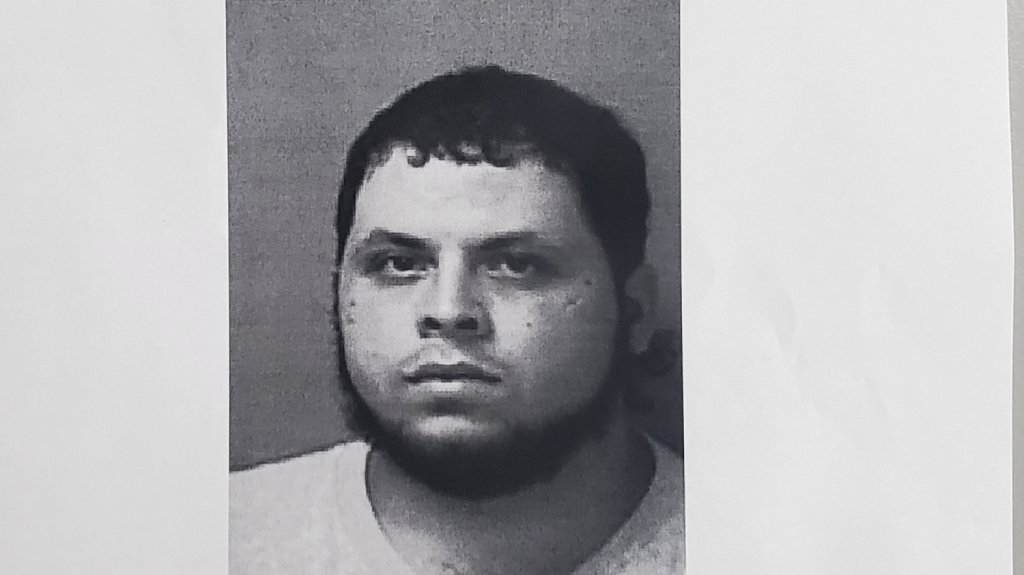  Ten&iacute;a &oacute;rdenes de arresto por maltrato a persona de edad avanzada y agredi&oacute; al agente cuando fue a arrestarlo 