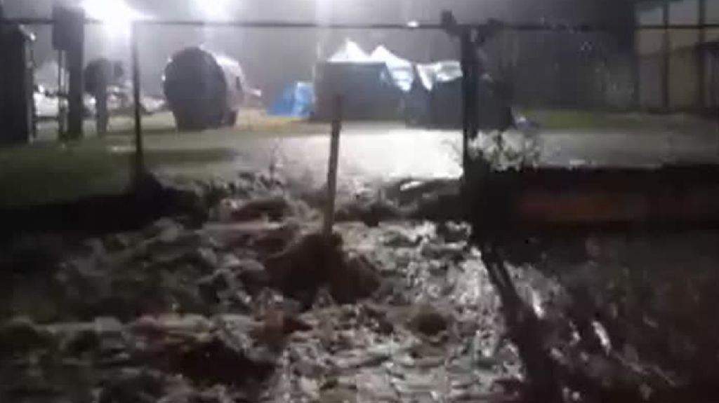  Video: Lluvias convierten en un rio el campamento de refugiados en Gu&aacute;nica 