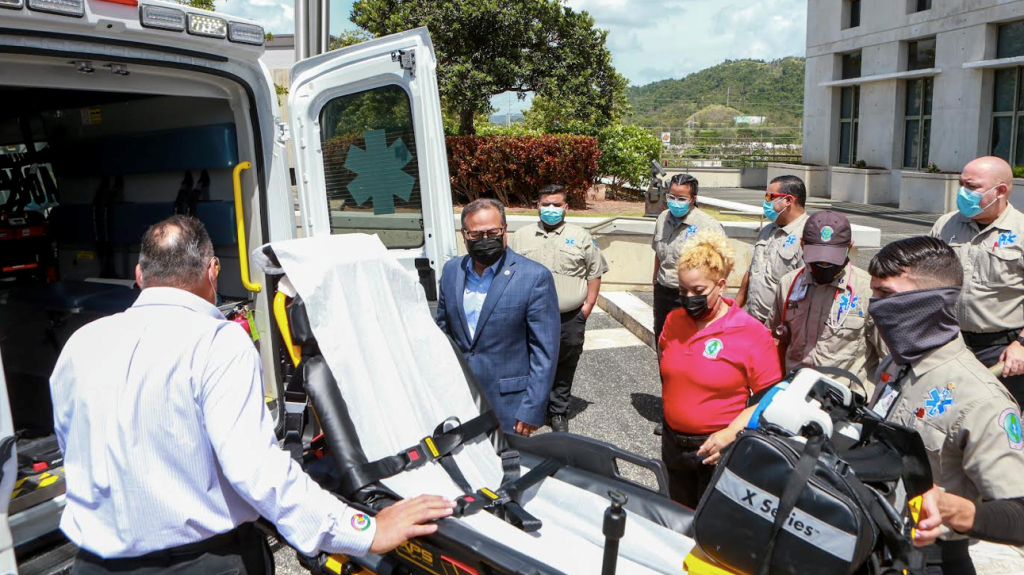  Caguas adquiere ambulancia que funciona como sala de emergencia rodante 