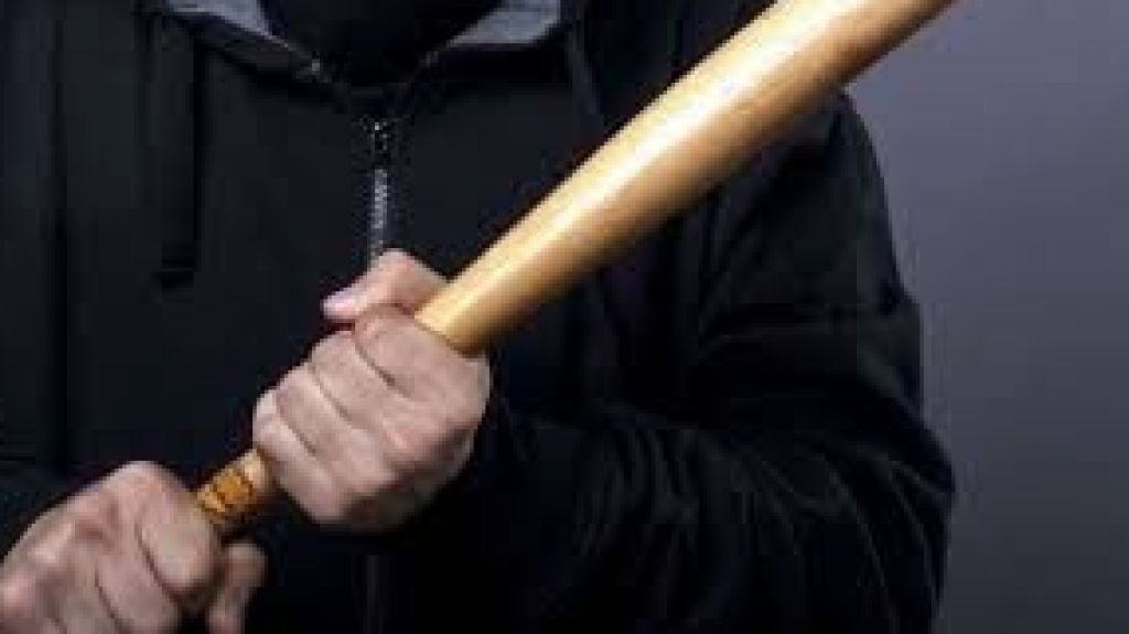  Le tocan a la puerta y con un bate le roban celulares y dinero 