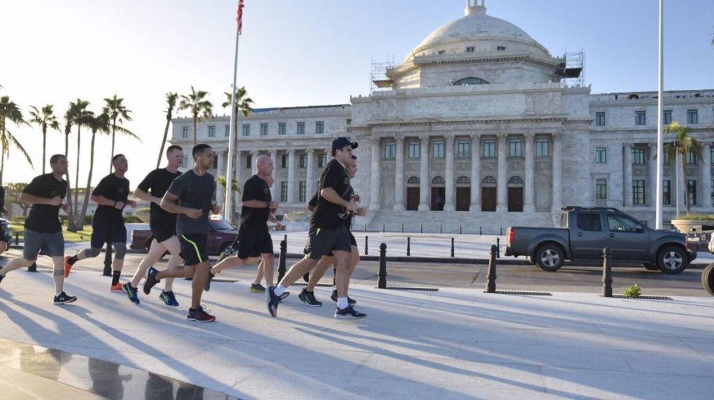 Gobernador entrena tempranito con agentes del State Troopers de New Hampshire