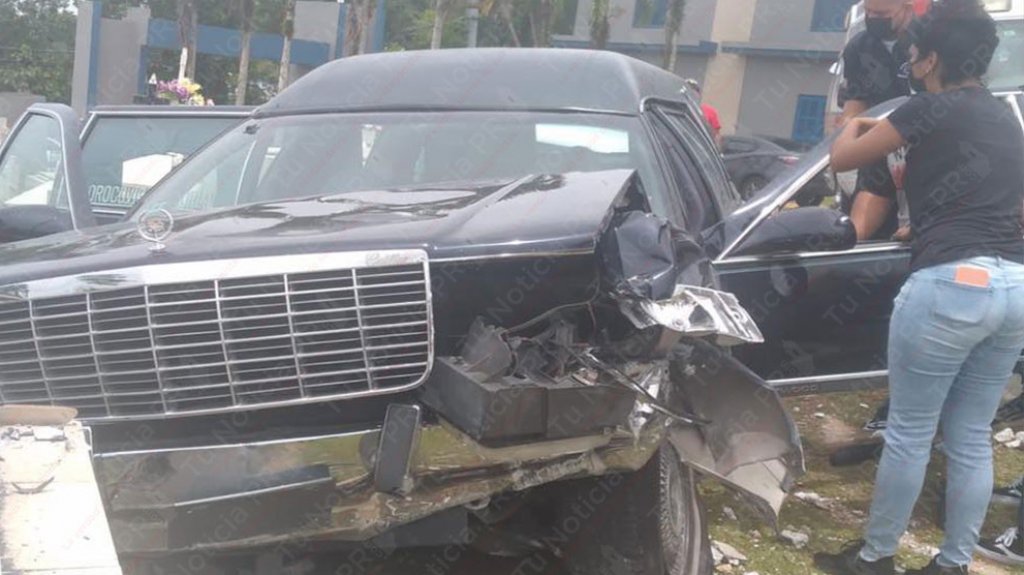  Coche f&uacute;nebre se estrella con varias tumbas durante funeral en Orocovis 