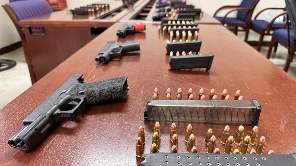  Operativo policial en San Juan resulta en tres arrestos y decomiso de armas 