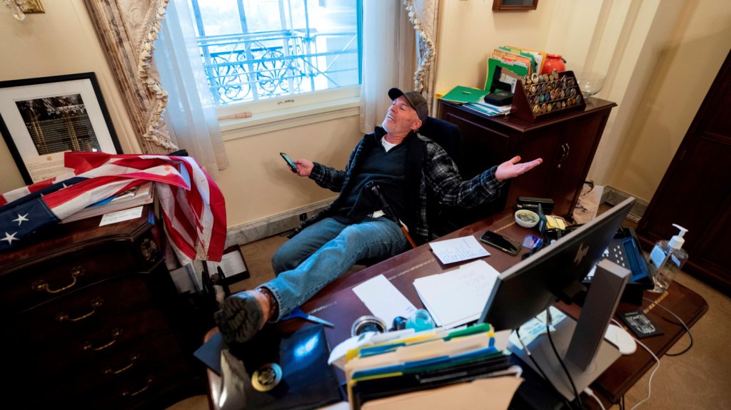  Detienen al individuo que entr&oacute; al despacho de Pelosi en el asalto al Congreso 