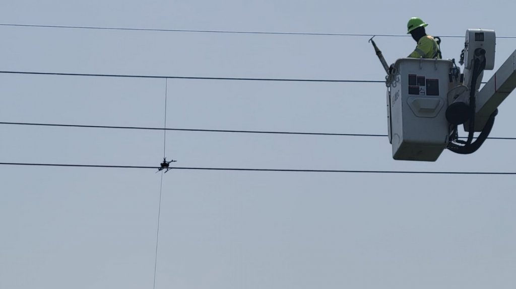  Fotos: LUMA remueve un Dron que se estrell&oacute; mientras llevaba drogas y celulares a c&aacute;rcel de Guayama 